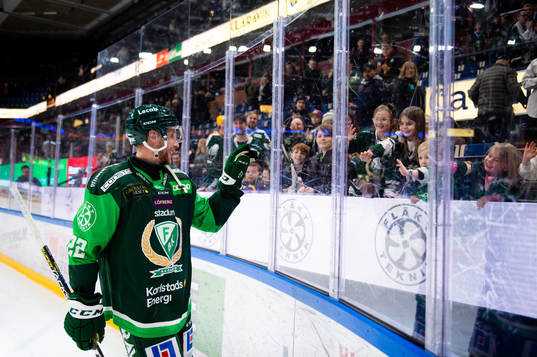 Färjestads Per Åslund tackar supportar