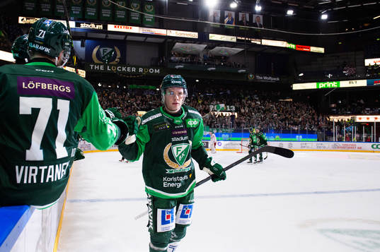 Färjestads Oscar Lawner jublar