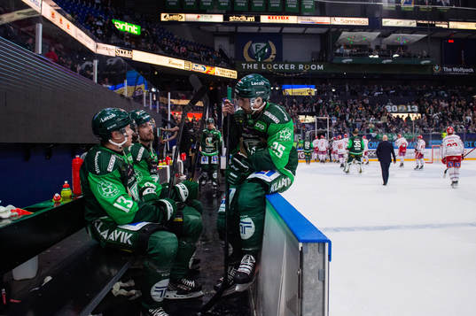 Färjestads Daniel Viksten, Linus Johansson och Martin