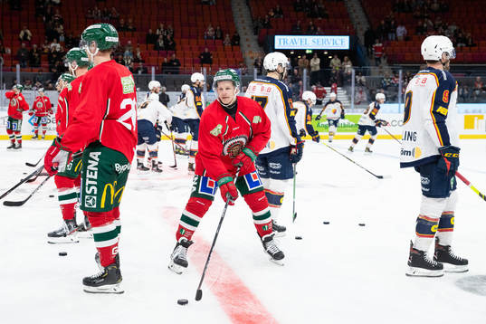 Frölundas Max Friberg innan  ishockeymatchen i SHL mellan