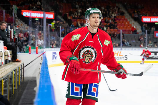 Frölundas Nicklas Lasu innan  ishockeymatchen i SHL mellan