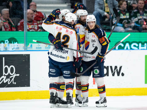 Djurgårdens Ludvig Rensfeldt jublar med lagkamrater
