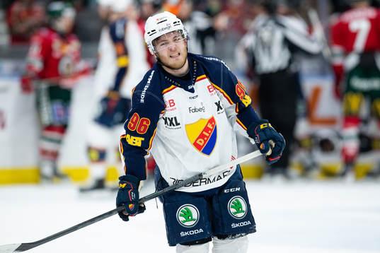 Djurgårdens Emil Berglund grimaserar