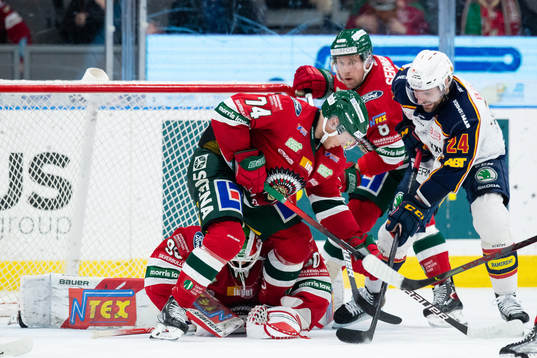 Frölundas målvakt Matthew Tomkins blockerar pucken bakom