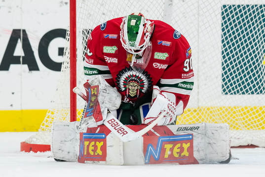 Frölundas målvakt Matthew Tomkins räddar ett skott