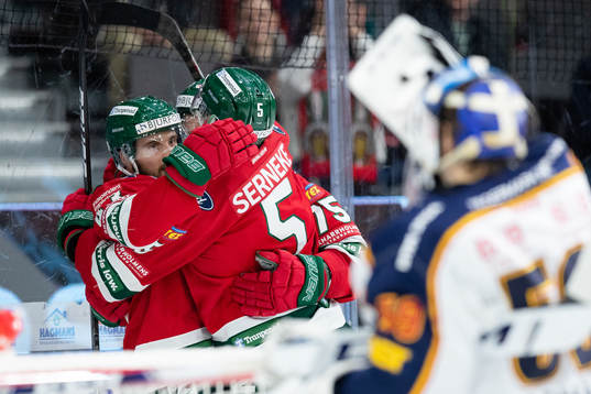 Frölundas Radan Lenc omfamnas av Michael Spacek och Filip