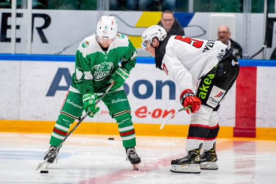 Rögles Philip Granath och Malmö Redhawks Emil Sylvegård