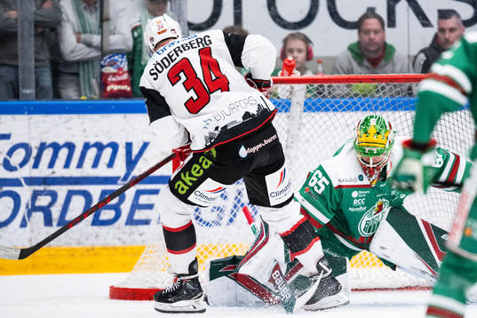 Malmö Redhawks Carl Söderberg och Rögles målvakt