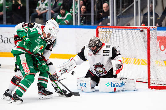 Rögles Ludvig Larsson mot Malmö Redhawks Joakim Ryan och