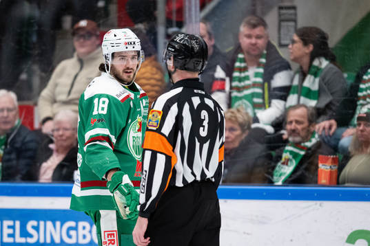 Rögles Dennis Everberg diskuterar med Domare Linus Öhlund