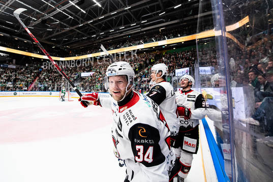 Malmö Redhawks Carl Söderberg jublar