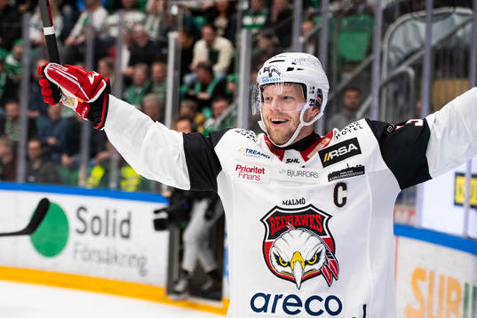 Malmö Redhawks Isac Göransson jublar