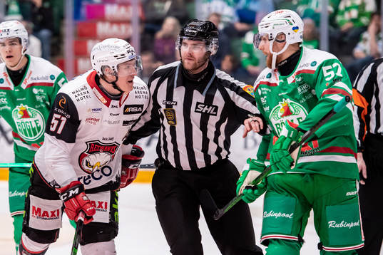 Malmö Redhawks Emil Sylvegård  och Rögles Vojtech Mozik