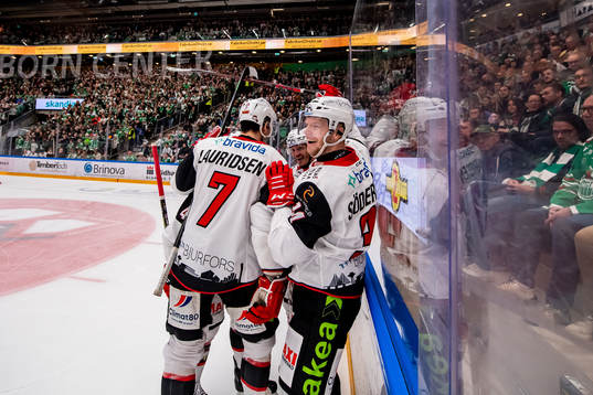 Malmö Redhawks Carl Söderberg jublar