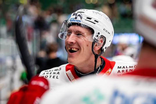 Malmö Redhawks Emil Sylvegård jublar