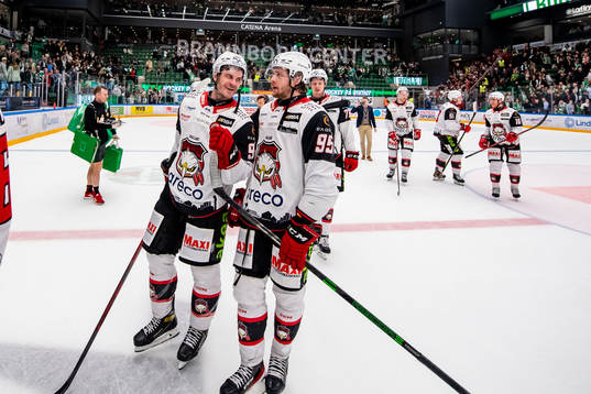 Malmö Redhawks Lance Bouma och Carl Persson jublar