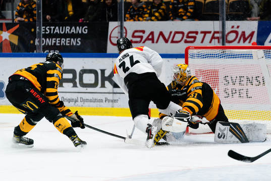 Brynäs Linus Ölund och Skellefteås målvakt Strauss Mann