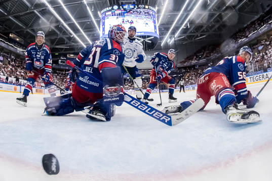 Leksands Max Veronneau gör 2-1 bakom målvakt Tim Juel och