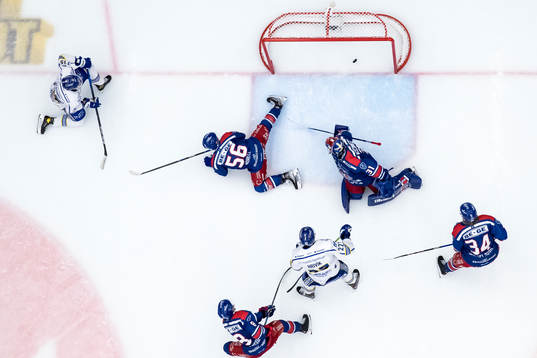 Leksands Max Veronneau gör 2-1 bakom målvakt Tim Juel och