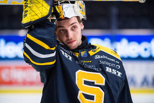Södertäljes målvakt Nikita Tolopilo deppar