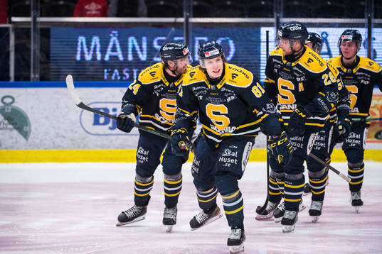 Södertäljes Emil Aronsson jublar
