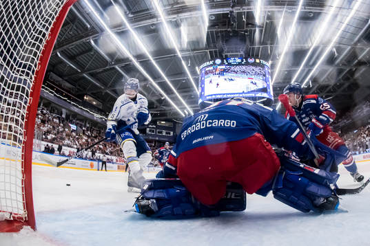 Leksands Max Veronneau och målvakt Tim Juel