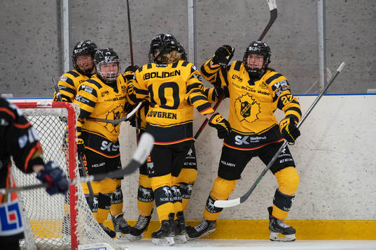 Skellefteås  Essi Jaako jublar