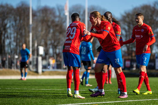 Helsingborgs Joseph Amoako och Charlie Weberg jublar