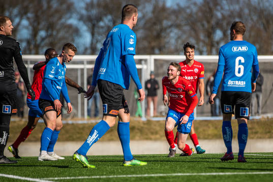 Helsingborgs Rasmus Jönsson jublar samtidigt som Halmstads