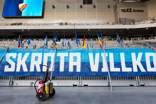 En brandsläckare framför Djurgårdens supporterläktare