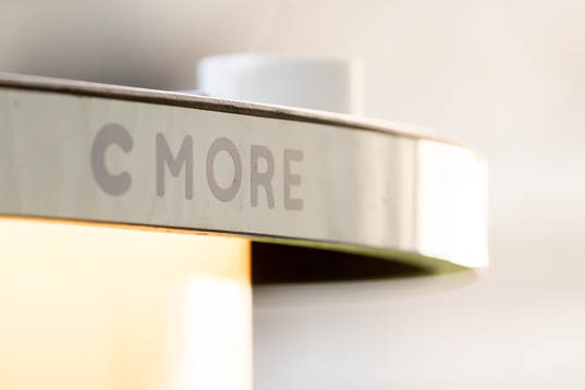 CMores logotyp på ett bord