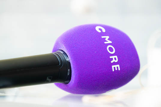 CMores logotyp på en mikrofon