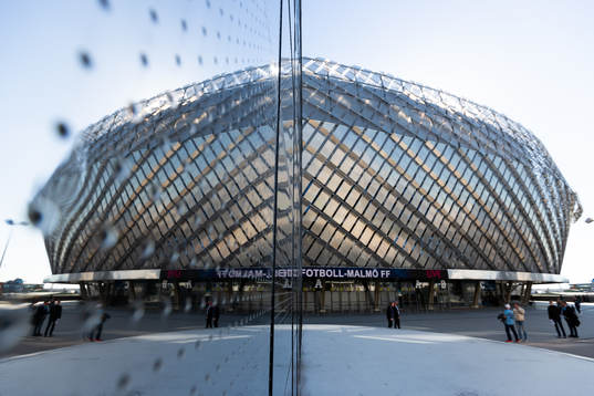 En reflektion av Tele2 Arenas exteriör