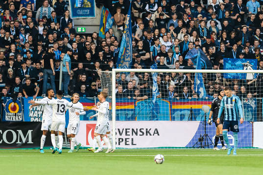 Malmö FFs Isaac Kiese Thelin jublar med lagkamrater