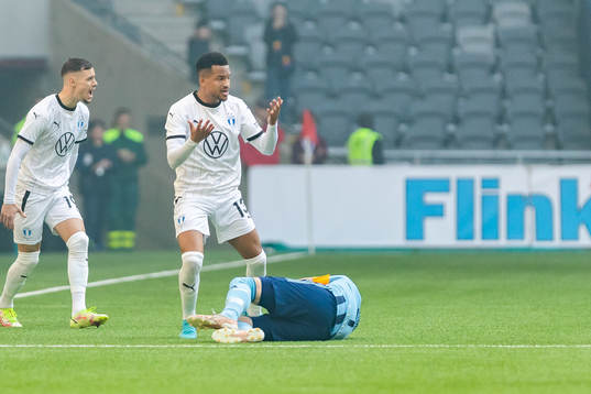 Malmö FFs Martin Olsson och Djurgårdens Magnus Eriksson
