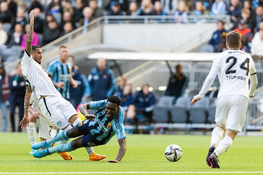 Malmö FFs Sergio Pena och Djurgårdens Joel Asoro
