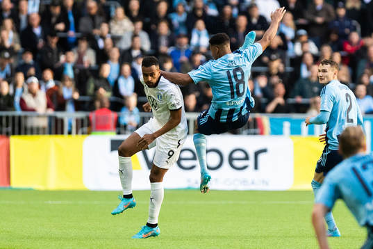 Malmö FFs Isaac Kiese Thelin och Djurgårdens Isak Hien i