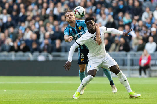 Djurgårdens Pierre Bengtsson och Malmö FFs Malik Abubakari