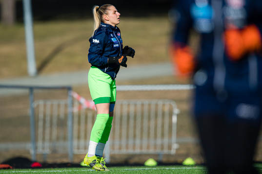 Jovana Petrovic of Avaldnes warms up