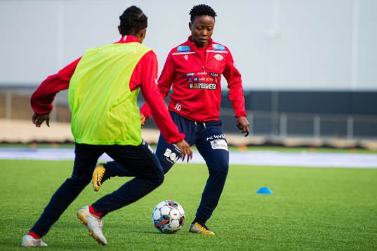 Evelyn Badu of Avaldnes warms up