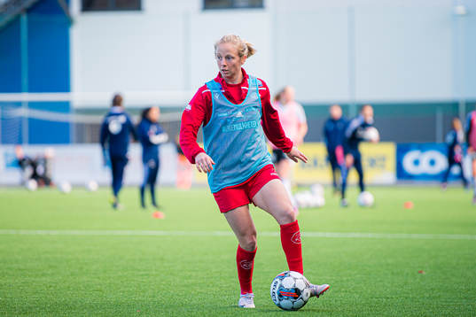 Sara Pavlovic of Avaldnes warms up
