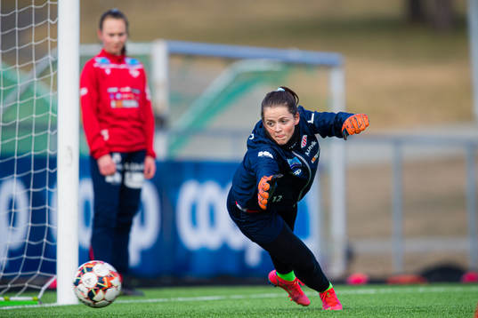 Synne Danielsen of Avaldnes warms up
