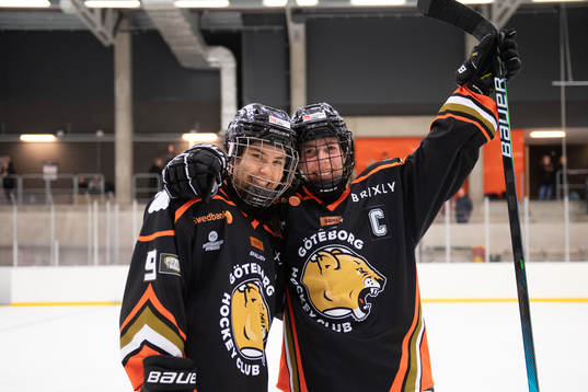 Göteborgs Vega Munhoz och lagkapten Emelie Cordoba jublar