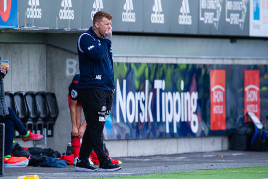 John Arne Riise, head coach of Avaldnes, looks dejected