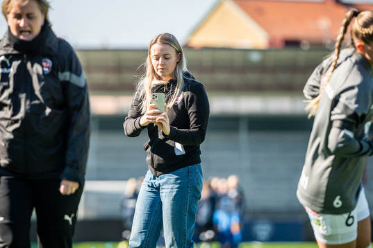 Rosengårds kommunikationsansvarige, Louise Eklund filmar