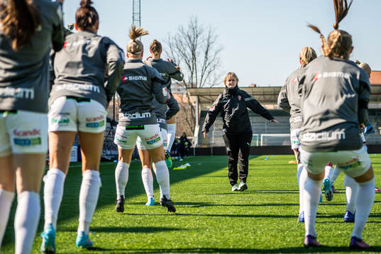 Rosengårds spelare värmer upp