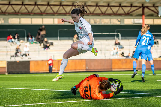 Rosengårds Bea Sprung och Eskilstunas målvakt Katlynn