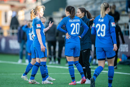 Eskilstunas Paulina Nyström i samtal med tränare Elena