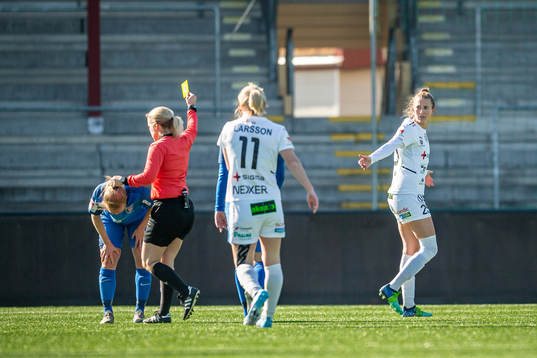 Rosengårds Emma Berglund reagerar mot domare Sara Persson