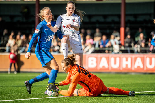 Rosengårds Bea Sprung oroar framför Eskilstunas målvakt